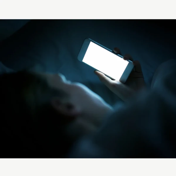 ماذا يحدث لعينكِ عند استخدام الجوال في الظلام؟